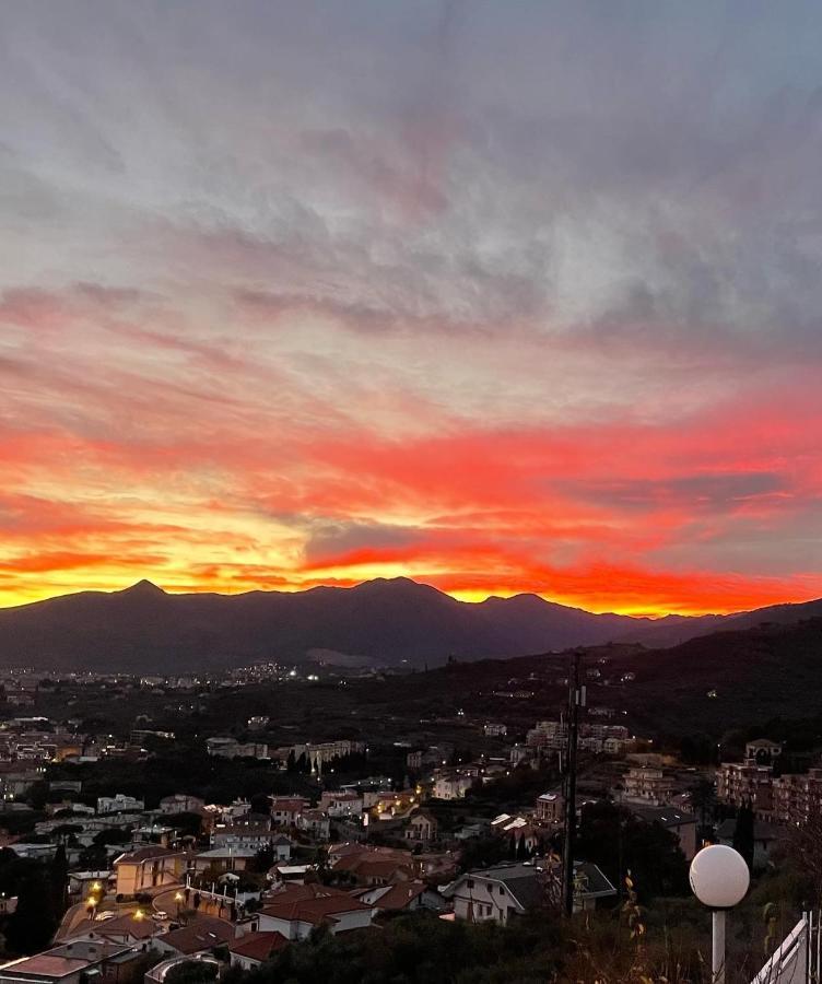 Sotto Le Stelle ...Il Mare Hotel Pietra Ligure Bagian luar foto